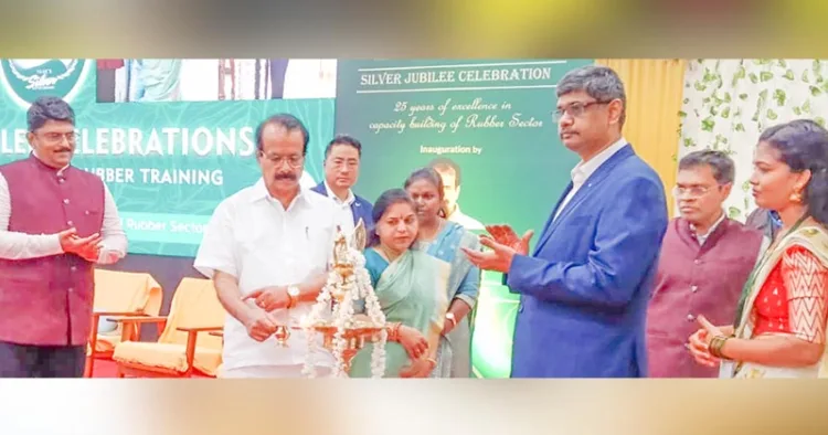 റബര്‍ ബോര്‍ഡിന് കീഴില്‍ കോട്ടയത്ത് പ്രവര്‍ത്തിക്കുന്ന നാഷണല്‍ ഇന്‍സ്റ്റിറ്റ്യൂട്ട് ഫോര്‍ റബര്‍ ട്രെയിനിങ്ങിന്റെ രജത ജൂബിലി ആഘോഷങ്ങള്‍ കേന്ദ്രമന്ത്രി ജോര്‍ജ് കുര്യന്‍ ഉദ്ഘാടനം ചെയ്യുന്നു