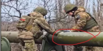 രണ്ട് റഷ്യന്‍ പട്ടാളക്കാര്‍ പീരങ്കിയുടെ അരികില്‍. ചുവന്ന വൃത്തത്തിനകത്ത് ഈ സംസ്കൃതമന്ത്രം കാണാം.