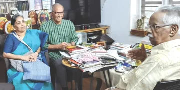 സി. സദാനന്ദന്‍ മാസ്റ്റര്‍ എംപി കഥാകൃത്ത് ടി. പത്മനാഭനെ അദ്ദേഹത്തിന്റെ വസതിയില്‍ സന്ദര്‍ശിച്ചപ്പോള്‍. സദാനന്ദന്‍ മാസ്റ്ററുടെ ഭാര്യ വനിതാറാണി സമീപം