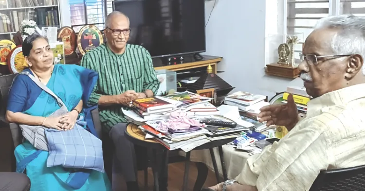 സി. സദാനന്ദന്‍ മാസ്റ്റര്‍ എംപി കഥാകൃത്ത് ടി. പത്മനാഭനെ അദ്ദേഹത്തിന്റെ വസതിയില്‍ സന്ദര്‍ശിച്ചപ്പോള്‍. സദാനന്ദന്‍ മാസ്റ്ററുടെ ഭാര്യ വനിതാറാണി സമീപം