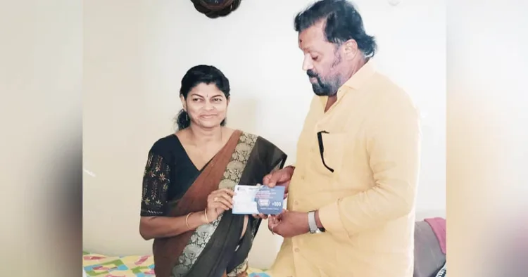 സക്ഷമയുടെ ദിവ്യാംഗമിത്രം അംഗത്വം കേന്ദ്രമന്ത്രി സുരേഷ് ഗോപി സംസ്ഥാന സമിതി അംഗം മിനി രാജേന്ദ്രത്തില്‍ നിന്നും സ്വീകരിക്കുന്നു