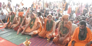 തിരുനാവായയിലെ മഹാമാഘമഹോത്സവത്തെ അനുഗ്രഹിക്കാനെത്തിയ ശങ്കരമഠങ്ങളിലെ സംന്യാസിമാരായ തെക്കേമഠം മൂപ്പില്‍ സ്വാമിയാര്‍ വാസുദേവാനന്ദ ബ്രഹ്‌മാനന്ദഭൂതി, നടുവില്‍ മഠം മൂപ്പില്‍ സ്വാമിയാര്‍ അച്യുതാനന്ദ ഭാരതി, ഇടനീര്‍ മഠം മൂപ്പില്‍ സ്വാമിയാര്‍ സച്ചിദാനന്ദ ഭാരതി, തൃക്കൈക്കാട്ടു മഠം മൂപ്പില്‍ സ്വാമിയാര്‍ നാരായണ ബ്രഹ്‌മാനന്ദ തീര്‍ത്ഥ, നടുവില്‍ മഠം ഇളമുറ സ്വാമിയാര്‍ പാര്‍ത്ഥസാരഥി ഭാരതി എന്നിവര്‍ യജ്ഞശാലയില്‍ മഹാമാഘ സഭ സഭാപതി മഹാമണ്ഡലേശ്വര്‍ സ്വാമി ആനന്ദവനം ഭാരതിക്കൊപ്പം