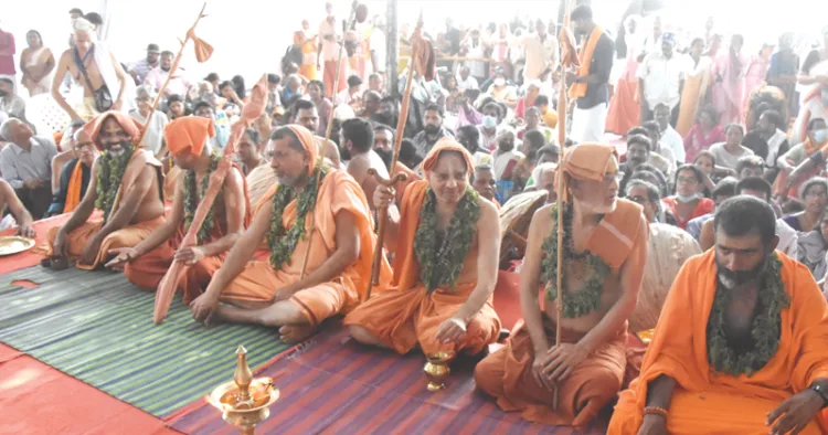 തിരുനാവായയിലെ മഹാമാഘമഹോത്സവത്തെ അനുഗ്രഹിക്കാനെത്തിയ ശങ്കരമഠങ്ങളിലെ സംന്യാസിമാരായ തെക്കേമഠം മൂപ്പില്‍ സ്വാമിയാര്‍ വാസുദേവാനന്ദ ബ്രഹ്‌മാനന്ദഭൂതി, നടുവില്‍ മഠം മൂപ്പില്‍ സ്വാമിയാര്‍ അച്യുതാനന്ദ ഭാരതി, ഇടനീര്‍ മഠം മൂപ്പില്‍ സ്വാമിയാര്‍ സച്ചിദാനന്ദ ഭാരതി, തൃക്കൈക്കാട്ടു മഠം മൂപ്പില്‍ സ്വാമിയാര്‍ നാരായണ ബ്രഹ്‌മാനന്ദ തീര്‍ത്ഥ, നടുവില്‍ മഠം ഇളമുറ സ്വാമിയാര്‍ പാര്‍ത്ഥസാരഥി ഭാരതി എന്നിവര്‍ യജ്ഞശാലയില്‍ മഹാമാഘ സഭ സഭാപതി മഹാമണ്ഡലേശ്വര്‍ സ്വാമി ആനന്ദവനം ഭാരതിക്കൊപ്പം