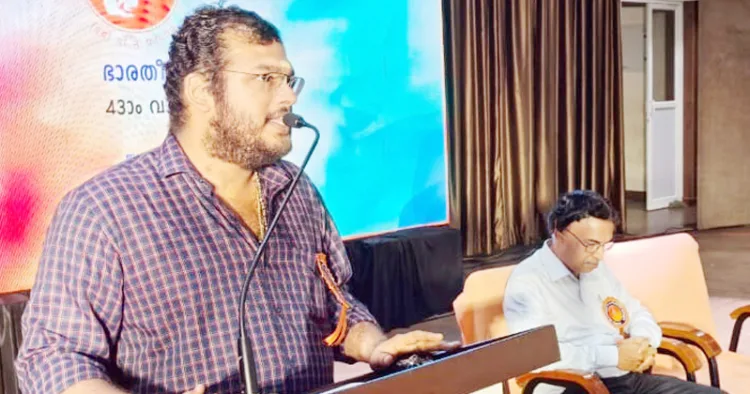 ഭാരതീയ വിചാരകേന്ദ്രം വാര്‍ഷിക സമ്മേളനത്തിന്റെ രണ്ടാം ദിവസം നിയമവാഴ്ച, പൗരധര്‍മ്മം, വികസിത ഭാരതം: ജെന്‍-സി കലാപങ്ങളുടെ പശ്ചാത്തലത്തില്‍ എന്ന വിഷയത്തില്‍ ബിജെപി ഇന്റലക്ചല്‍ സെല്‍ കണ്‍വീനര്‍ അഡ്വ. ശങ്കു ടി. ദാസ് സംസാരിക്കുന്നു. പത്മജന്‍ തടത്തില്‍ കാളിയമ്പത്ത് സമീപം