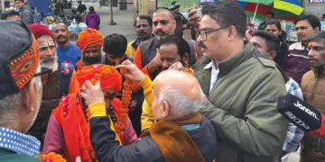 തിരുനാവായയില്‍ നടക്കുന്ന മഹാമാഘ മഹോത്സവത്തില്‍ പങ്കെടുക്കാനായി ഋഷികേശില്‍ നിന്നുള്ള പ്രത്യേക ട്രെയിനില്‍ യാത്രതിരിച്ച സംന്യാസി സംഘത്തിന് വിവിധ ഹൈന്ദവ സംഘടനകളുടെ നേതൃത്വത്തില്‍ ദല്‍ഹി ഹസ്രത്ത് നിസാമുദ്ദീന്‍ റെയില്‍വേ സ്റ്റേഷനില്‍ സ്വീകരണം നല്‍കിയപ്പോള്‍