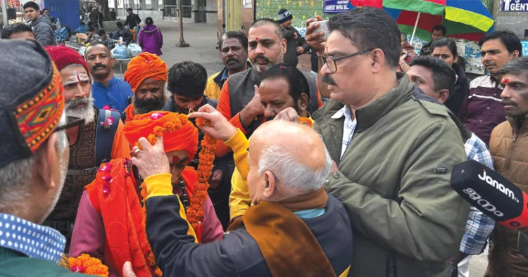 തിരുനാവായയില്‍ നടക്കുന്ന മഹാമാഘ മഹോത്സവത്തില്‍ പങ്കെടുക്കാനായി ഋഷികേശില്‍ നിന്നുള്ള പ്രത്യേക ട്രെയിനില്‍ യാത്രതിരിച്ച സംന്യാസി സംഘത്തിന് വിവിധ ഹൈന്ദവ സംഘടനകളുടെ നേതൃത്വത്തില്‍ ദല്‍ഹി ഹസ്രത്ത് നിസാമുദ്ദീന്‍ റെയില്‍വേ സ്റ്റേഷനില്‍ സ്വീകരണം നല്‍കിയപ്പോള്‍