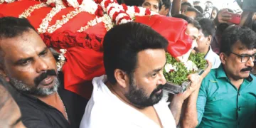 അമ്മയുടെ ഭൗതികശരീരം ചിതയിലേക്ക് എടുക്കുന്ന മോഹന്‍ലാല്‍