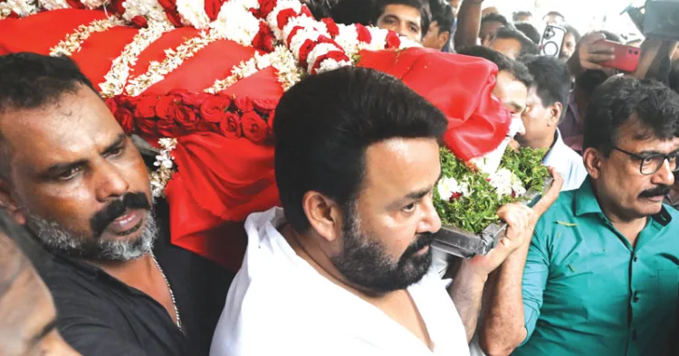 അമ്മയുടെ ഭൗതികശരീരം ചിതയിലേക്ക് എടുക്കുന്ന മോഹന്‍ലാല്‍