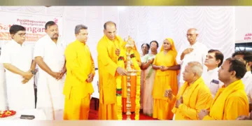 ശാന്തിഗിരി സോഷ്യല്‍ റിസര്‍ച്ച് ഇന്‍സ്റ്റിറ്റ്യൂട്ടിന്റെ ആഭിമുഖ്യത്തില്‍ കൊല്ലത്ത് ആരംഭിച്ച സത്സംഗ പരമ്പര സ്വാമി ഗുരുരത്നം ജ്ഞാന തപസ്വി ഉദ്ഘാടനം ചെയ്യുന്നു