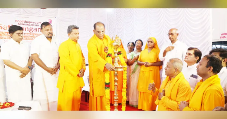 ശാന്തിഗിരി സോഷ്യല്‍ റിസര്‍ച്ച് ഇന്‍സ്റ്റിറ്റ്യൂട്ടിന്റെ ആഭിമുഖ്യത്തില്‍ കൊല്ലത്ത് ആരംഭിച്ച സത്സംഗ പരമ്പര സ്വാമി ഗുരുരത്നം ജ്ഞാന തപസ്വി ഉദ്ഘാടനം ചെയ്യുന്നു