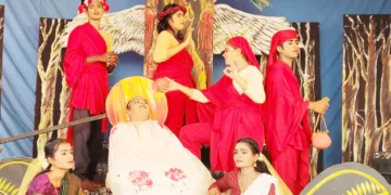 സംസ്ഥാന സ്‌കൂള്‍ നാടകവേദിയില്‍ കുമാരനാശാന്റെ ഖണ്ഡകാവ്യമായ കരുണ അവതരിപ്പിച്ച ആലപ്പുഴ കെ.വി. സംസ്‌കൃത ഹയര്‍ സെക്കന്‍ഡറി സ്‌കൂള്‍ വിദ്യാര്‍ത്ഥികള്‍.