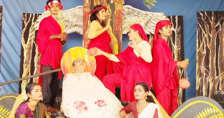 സംസ്ഥാന സ്‌കൂള്‍ നാടകവേദിയില്‍ കുമാരനാശാന്റെ ഖണ്ഡകാവ്യമായ കരുണ അവതരിപ്പിച്ച ആലപ്പുഴ കെ.വി. സംസ്‌കൃത ഹയര്‍ സെക്കന്‍ഡറി സ്‌കൂള്‍ വിദ്യാര്‍ത്ഥികള്‍.