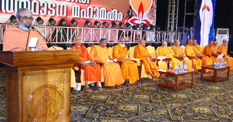 ശിവഗിരി തീര്‍ത്ഥാടനത്തിന്റെ ഭാഗമായി നടന്ന സമ്മേളനം കൊളത്തൂര്‍ അദ്വൈതാശ്രമം മഠാധിപതി സ്വാമി ചിദാനന്ദപുരി ഉദ്ഘാടനം ചെയ്യുന്നു