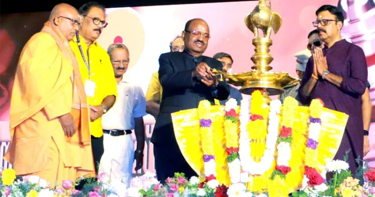 ശിവഗിരി തീര്‍ത്ഥാടനത്തോടനുബന്ധിച്ച് നടന്ന ശ്രീനാരായണ പ്രസ്ഥാന സംഗമം ബംഗാള്‍ ഗവര്‍ണര്‍ ഡോ. സി.വി. ആനന്ദബോസ് ഉദ്ഘാടനം ചെയ്യുന്നു