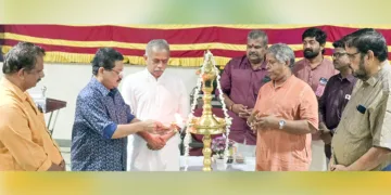 അമൃതകല ക്രിയേഷന്‍സിന്റെ ശിവനേരിയിലെ സിംഹ ഗര്‍ജ്ജനം എന്ന നൃത്തസംഗീത നാടകത്തിന്റെ ആദ്യപ്രദര്‍ശനത്തിന് പ്രശസ്ത നാടകകൃത്ത് ഫ്രാന്‍സിസ് ടി. മാവേലിക്കര ദീപം കൊളുത്തുന്നു