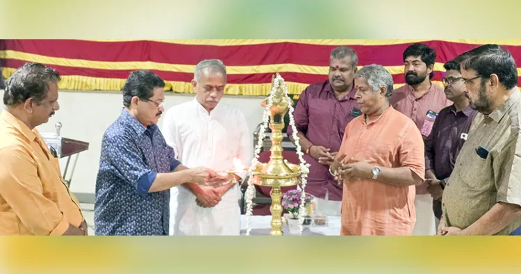 അമൃതകല ക്രിയേഷന്‍സിന്റെ ശിവനേരിയിലെ സിംഹ ഗര്‍ജ്ജനം എന്ന നൃത്തസംഗീത നാടകത്തിന്റെ ആദ്യപ്രദര്‍ശനത്തിന് പ്രശസ്ത നാടകകൃത്ത് ഫ്രാന്‍സിസ് ടി. മാവേലിക്കര ദീപം കൊളുത്തുന്നു