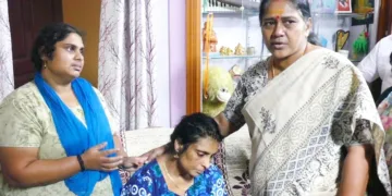 മരിച്ച രാമചന്ദ്രന്റെ ഭാര്യ അംബികയെ ബിജെപി സംസ്ഥാന ജനറല്‍ സെക്രട്ടറി ശോഭാ സുരേന്ദ്രന്‍ ആശ്വസിപ്പിക്കുന്നു