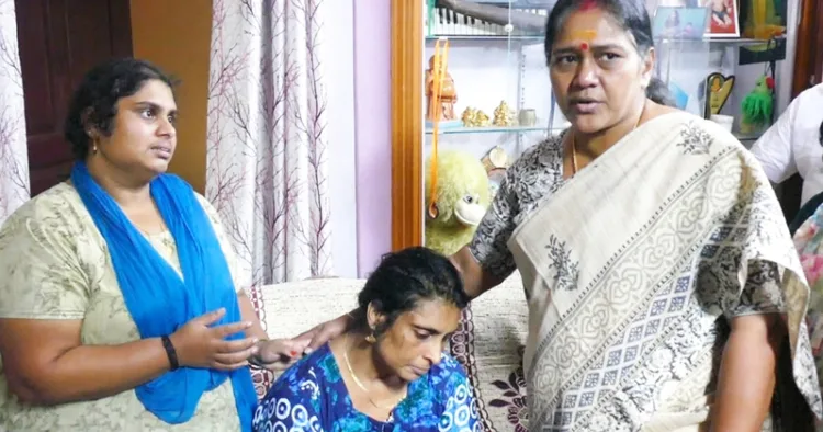 മരിച്ച രാമചന്ദ്രന്റെ ഭാര്യ അംബികയെ ബിജെപി സംസ്ഥാന ജനറല്‍ സെക്രട്ടറി ശോഭാ സുരേന്ദ്രന്‍ ആശ്വസിപ്പിക്കുന്നു