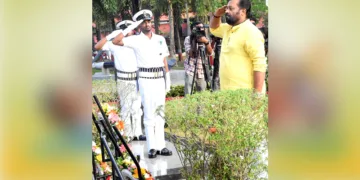 സായുധ സേന വെറ്ററന്‍സ് ദിനാചരണത്തിന്റെ ഭാഗമായി ദക്ഷിണ നാവികസേനാ ആസ്ഥാനത്തെ യുദ്ധസ്മാരകത്തില്‍ കേന്ദ്രമന്ത്രി സുരേഷ് ഗോപി പുഷ്പചക്രം അര്‍പ്പിക്കുന്നു
