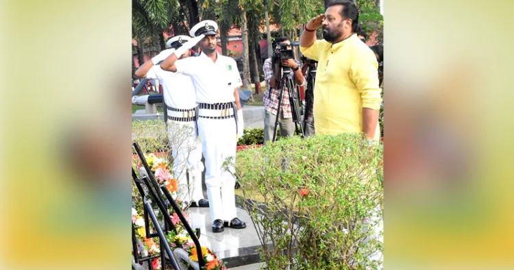 സായുധ സേന വെറ്ററന്‍സ് ദിനാചരണത്തിന്റെ ഭാഗമായി ദക്ഷിണ നാവികസേനാ ആസ്ഥാനത്തെ യുദ്ധസ്മാരകത്തില്‍ കേന്ദ്രമന്ത്രി സുരേഷ് ഗോപി പുഷ്പചക്രം അര്‍പ്പിക്കുന്നു
