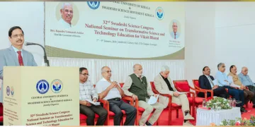 32-ാമത് സ്വദേശി സയന്‍സ് കോണ്‍ഗ്രസിന്റെ സമാപനത്തില്‍ കൊഡഗ് യൂണിവേഴ്‌സിറ്റി വൈസ് ചാന്‍സലര്‍ പ്രൊഫ. അശോക് എസ്. ആളുര്‍ പ്രഭാഷണം നടത്തുന്നു