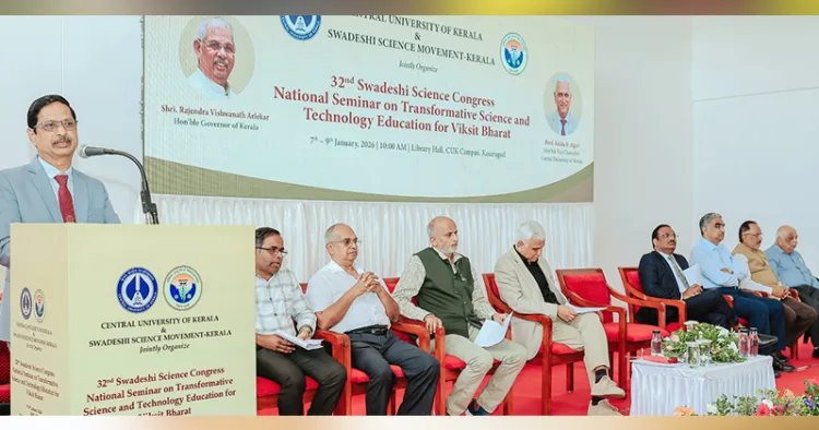 32-ാമത് സ്വദേശി സയന്‍സ് കോണ്‍ഗ്രസിന്റെ സമാപനത്തില്‍ കൊഡഗ് യൂണിവേഴ്‌സിറ്റി വൈസ് ചാന്‍സലര്‍ പ്രൊഫ. അശോക് എസ്. ആളുര്‍ പ്രഭാഷണം നടത്തുന്നു