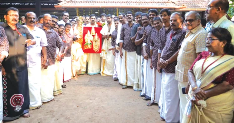 തിരുവൈരാണിക്കുളം മഹാദേവക്ഷേത്രത്തില്‍ ശ്രീപാര്‍വതീദേവിയുടെ നടതുറപ്പ് മഹോത്സവത്തിന് തുടക്കം കുറിച്ച്
തിരുവാഭരണ ഘോഷയാത്ര അകവൂര്‍മനയില്‍ നിന്നും ആരംഭിച്ചപ്പോള്‍