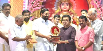 ഹരിവരാസനം പുരസ്‌കാരം നാഗസ്വര വിദ്വാന്‍ തിരുവിഴ ജയശങ്കറിന് മന്ത്രി വി.എന്‍. വാസവന്‍ സമ്മാനിക്കുന്നു