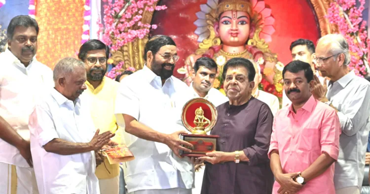 ഹരിവരാസനം പുരസ്‌കാരം നാഗസ്വര വിദ്വാന്‍ തിരുവിഴ ജയശങ്കറിന് മന്ത്രി വി.എന്‍. വാസവന്‍ സമ്മാനിക്കുന്നു