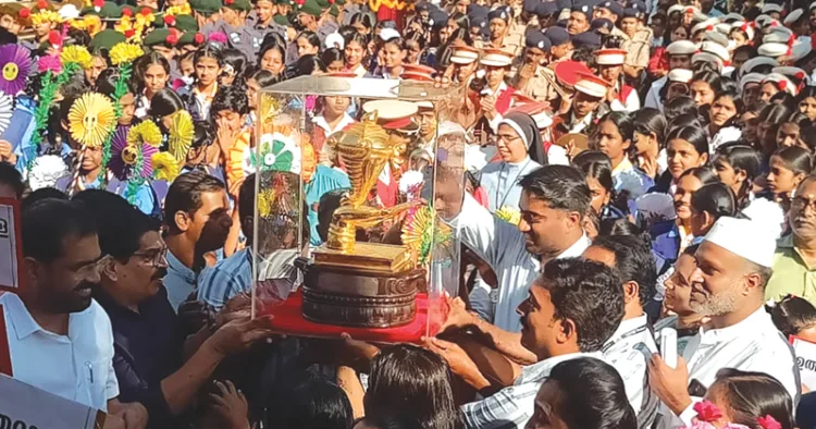 സംസ്ഥാന സ്‌കൂള്‍ കലോത്സവത്തിന്റെ സ്വര്‍ണക്കപ്പ് ഘോഷയാത്രക്ക് ചാലക്കുടി സര്‍ക്കാര്‍ ബോയ്സ് ഹൈസ്‌ക്കൂള്‍ ഗ്രൗണ്ടില്‍ നല്‍കിയ സ്വീകരണം