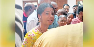 കരഞ്ഞുകൊണ്ട് മാധ്യമങ്ങളോട് സംസാരിക്കുന്ന വൈഷ്ണവി
സി. നായര്