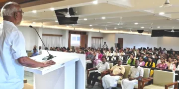 അമൃതപുരി ആയുര്‍വേദ കോളജില്‍ വിവേകാനന്ദ ജയന്തി യുവസംഗമത്തില്‍ ആര്‍എസ്എസ് ദക്ഷിണക്ഷേത്ര
സംഘചാലക് ഡോ. ആര്‍. വന്നിയരാജന്‍ സംസാരിക്കുന്നു