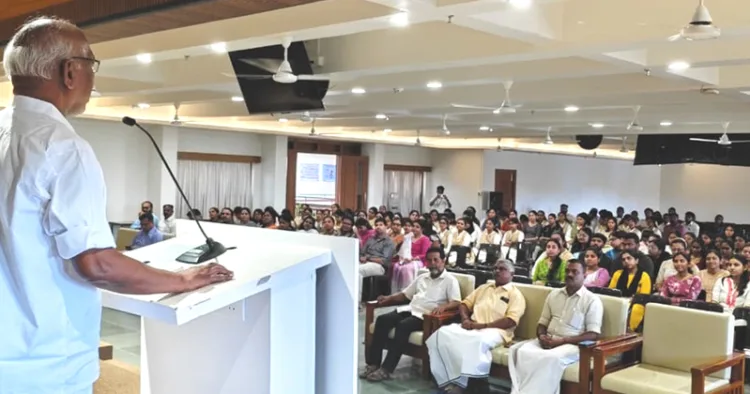 അമൃതപുരി ആയുര്‍വേദ കോളജില്‍ വിവേകാനന്ദ ജയന്തി യുവസംഗമത്തില്‍ ആര്‍എസ്എസ് ദക്ഷിണക്ഷേത്ര
സംഘചാലക് ഡോ. ആര്‍. വന്നിയരാജന്‍ സംസാരിക്കുന്നു