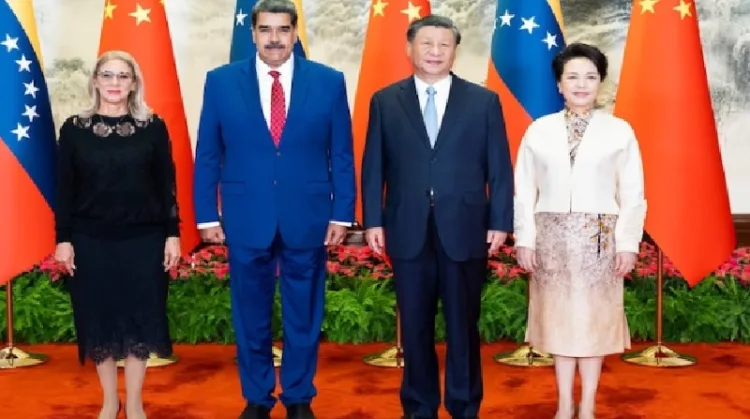ചൈനീസ് പ്രസിഡന്‍റ് ഷീ ജിന്‍പിങ്ങും ഭാര്യയും വെനസ്വേല പ്രസിഡന്‍റ് നിക്കോളാസ് മഡൂറോയുടെയും ഭാര്യയുടെയും ഒപ്പം