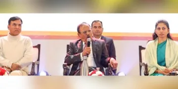 ന്യൂദല്‍ഹി ഭാരതമണ്ഡപത്തില്‍ കേന്ദ്ര യുവജനകാര്യ, കായിക മന്ത്രാലയം സംഘടിപ്പിക്കുന്ന വികസിതഭാരതം യങ് ലീഡേഴ്സ് ഡയലോഗിന്റെ ഉദ്ഘാടന ചടങ്ങില്‍ ദേശീയ സുരക്ഷാ ഉപദേഷ്ടാവ് അജിത്ത് ഡോവല്‍ സംസാരിക്കുന്നു. കേന്ദ്രമന്ത്രിമാരായ ഡോ. മന്‍സൂഖ് മാണ്ഡവ്യ, രക്ഷ നിഖില്‍ ഖഡ്സെ എന്നിവര്‍ സമീപം