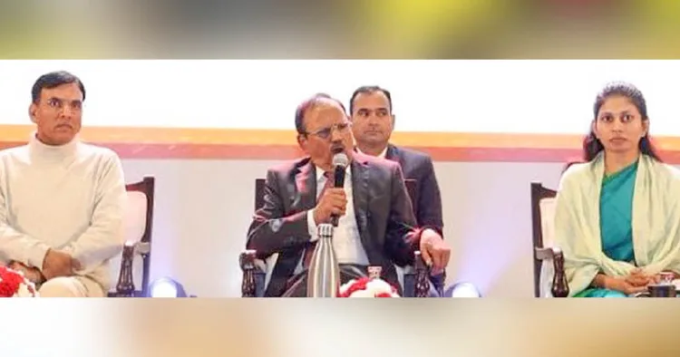 ന്യൂദല്‍ഹി ഭാരതമണ്ഡപത്തില്‍ കേന്ദ്ര യുവജനകാര്യ, കായിക മന്ത്രാലയം സംഘടിപ്പിക്കുന്ന വികസിതഭാരതം യങ് ലീഡേഴ്സ് ഡയലോഗിന്റെ ഉദ്ഘാടന ചടങ്ങില്‍ ദേശീയ സുരക്ഷാ ഉപദേഷ്ടാവ് അജിത്ത് ഡോവല്‍ സംസാരിക്കുന്നു. കേന്ദ്രമന്ത്രിമാരായ ഡോ. മന്‍സൂഖ് മാണ്ഡവ്യ, രക്ഷ നിഖില്‍ ഖഡ്സെ എന്നിവര്‍ സമീപം