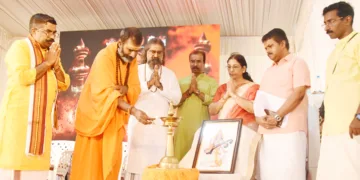 മഹാമാഘ മഹോത്സവത്തിന്റെ ഭാഗമായി സംഘടിപ്പിക്കുന്ന വിദ്വത്സഭയുടെ ഉദ്ഘാടന ചടങ്ങില്‍ മഹാമണ്ഡലേശ്വര്‍ സ്വാമി ആനന്ദവനം ഭാരതി ദീപം കൊളുത്തുന്നു