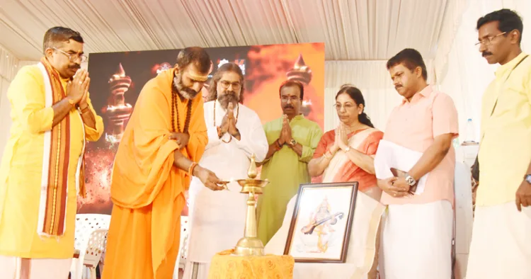 മഹാമാഘ മഹോത്സവത്തിന്റെ ഭാഗമായി സംഘടിപ്പിക്കുന്ന വിദ്വത്സഭയുടെ ഉദ്ഘാടന ചടങ്ങില്‍ മഹാമണ്ഡലേശ്വര്‍ സ്വാമി ആനന്ദവനം ഭാരതി ദീപം കൊളുത്തുന്നു
