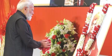 ദേശീയയുവജനദിനത്തില്‍ ന്യൂദല്‍ഹിയില്‍ സംഘടിപ്പിച്ച ചടങ്ങില്‍ സ്വാമി വിവേകാനന്ദന്റെ ഛായാചിത്രത്തില്‍ പ്രധാനമന്ത്രി നരേന്ദ്ര മോദി പുഷ്പാഞ്ജലി അര്‍പ്പിക്കുന്നു