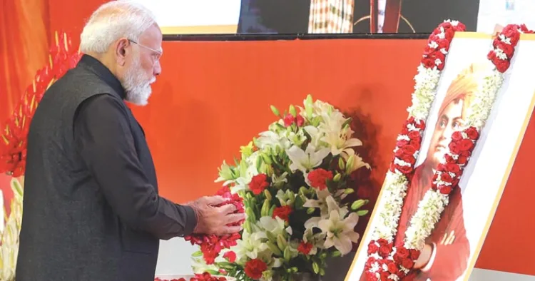 ദേശീയയുവജനദിനത്തില്‍ ന്യൂദല്‍ഹിയില്‍ സംഘടിപ്പിച്ച ചടങ്ങില്‍ സ്വാമി വിവേകാനന്ദന്റെ ഛായാചിത്രത്തില്‍ പ്രധാനമന്ത്രി നരേന്ദ്ര മോദി പുഷ്പാഞ്ജലി അര്‍പ്പിക്കുന്നു