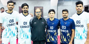 കോച്ച് ശിവകുമാര്‍(നടുവില്‍) കേരളത്തില്‍ നിന്നുള്ള വോളിബോള്‍ താരങ്ങള്‍ക്കൊപ്പം