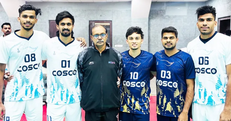 കോച്ച് ശിവകുമാര്‍(നടുവില്‍) കേരളത്തില്‍ നിന്നുള്ള വോളിബോള്‍ താരങ്ങള്‍ക്കൊപ്പം