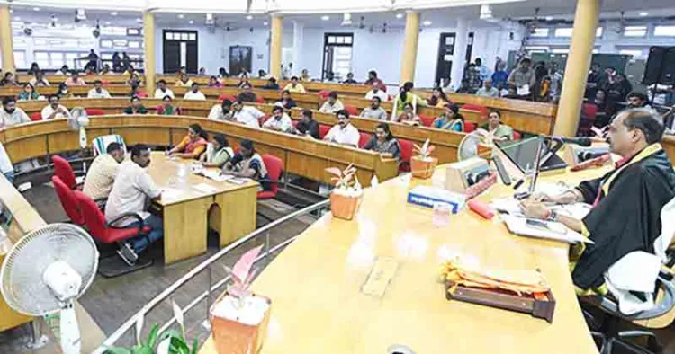 കോര്‍പ്പറേഷന്‍ കൗണ്‍സില്‍ യോഗത്തില്‍ മേയര്‍ വി. വി. രാജേഷ് സംസാരിക്കുന്നു