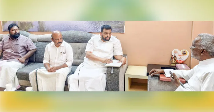 ലത്തീന്‍ സഭ ആലപ്പുഴ രൂപത രാഷ്ട്രീയകാര്യ അധ്യക്ഷന്‍ ഫാ. സേവ്യര്‍ കുടിയാശ്ശേരിയുമായി ആലപ്പുഴ പാസ്റ്ററല്‍ സെന്ററില്‍ ബിജെപി മേഖലാ അദ്ധ്യക്ഷന്‍ എന്‍. ഹരി കൂടിക്കാഴ്ച നടത്തുന്നു. ആലപ്പുഴ നോര്‍ത്ത് ജില്ലാ പ്രസിഡന്റ് അഡ്വ. പി.കെ. ബിനോയ്, സംസ്ഥാന സമിതി അംഗം അഡ്വ. ജോസഫ് റോണി ജോസഫ് എന്നിവര്‍ സമീപം