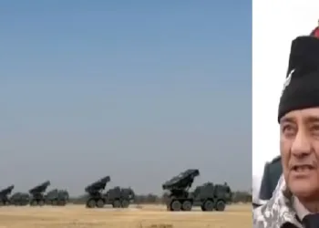 അര്‍മീനിയയുടെ അതിര്‍ത്തിയില്‍ നിരത്തിവെച്ചിരിക്കുന്ന ഇന്ത്യയുടെ പിനാക മിസൈല്‍ വാഹിനികള്‍ (ഇടത്ത്) എല്ലാം നേരിട്ട് നോക്കിക്കണ്ട് ഇന്ത്യയുടെ സംയുക്ത സേനാമേധാവി അനില്‍ ചൗഹാന്‍ (വലത്ത്)