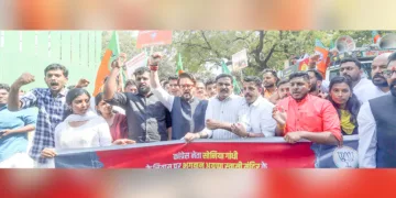 ശബരിമല സ്വര്‍ണക്കൊള്ളക്കേസിലെ മുഖ്യപ്രതി ഉണ്ണികൃഷ്ണന്‍ പോറ്റിയും കോണ്‍ഗ്രസ് നേതാവ് സോണിയ ഗാന്ധിയും തമ്മിലുള്ള ബന്ധത്തെക്കുറിച്ച് അന്വേഷിക്കണമെന്നാവശ്യപ്പെട്ട് ന്യൂദല്‍ഹിയിലെ സോണിയ ഗാന്ധിയുടെ വസതിയിലേക്ക് യുവമോര്‍ച്ച കേരളം സംസ്ഥാന കമ്മിറ്റി നടത്തിയ മാര്‍ച്ചിന് മുന്‍ കേന്ദ്രമന്ത്രി അനുരാഗ് സിങ് താക്കൂര്‍ എംപി, സംസ്ഥാന അധ്യക്ഷന്‍ വി. മനുപ്രസാദ് എന്നിവര്‍ നേതൃത്വം നല്‍കുന്നു