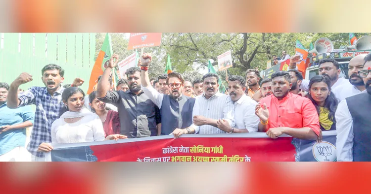 ശബരിമല സ്വര്‍ണക്കൊള്ളക്കേസിലെ മുഖ്യപ്രതി ഉണ്ണികൃഷ്ണന്‍ പോറ്റിയും കോണ്‍ഗ്രസ് നേതാവ് സോണിയ ഗാന്ധിയും തമ്മിലുള്ള ബന്ധത്തെക്കുറിച്ച് അന്വേഷിക്കണമെന്നാവശ്യപ്പെട്ട് ന്യൂദല്‍ഹിയിലെ സോണിയ ഗാന്ധിയുടെ വസതിയിലേക്ക് യുവമോര്‍ച്ച കേരളം സംസ്ഥാന കമ്മിറ്റി നടത്തിയ മാര്‍ച്ചിന് മുന്‍ കേന്ദ്രമന്ത്രി അനുരാഗ് സിങ് താക്കൂര്‍ എംപി, സംസ്ഥാന അധ്യക്ഷന്‍ വി. മനുപ്രസാദ് എന്നിവര്‍ നേതൃത്വം നല്‍കുന്നു