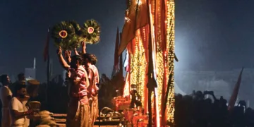 തിരുനാവായയിലെ നിളാ ആരതിയില്‍ മോര്‍പംഖി (ആലവട്ടം) വീശിയുള്ള നദീപൂജ