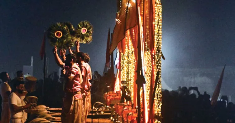 തിരുനാവായയിലെ നിളാ ആരതിയില്‍ മോര്‍പംഖി (ആലവട്ടം) വീശിയുള്ള നദീപൂജ