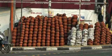 വിൽപ്പനയ്ക്കായി എത്തിച്ച കലങ്ങൾ